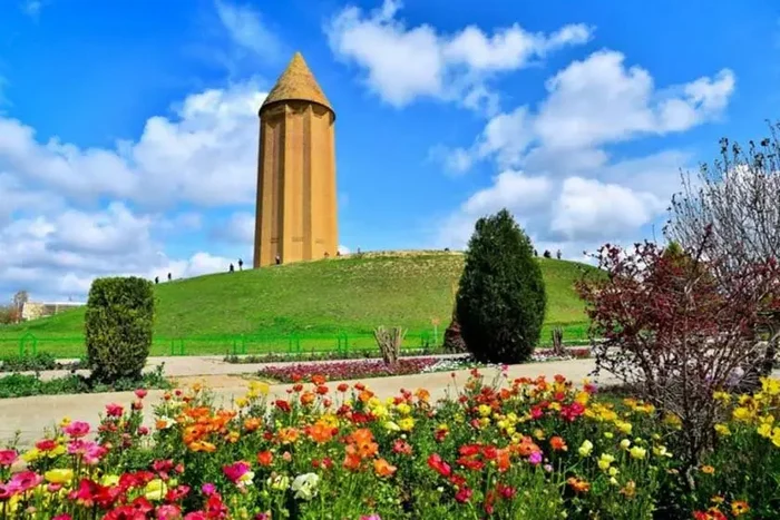 برج قابوس با محوطه سازی سرسبز و گل های رنگارنگ 6341