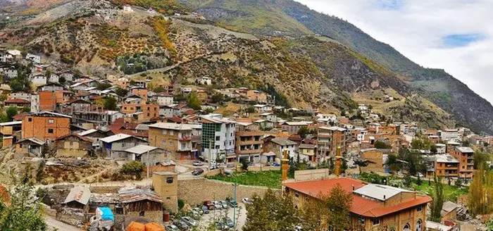 خانه های مرتب ساخته شدهدر کنار همدر روستای زیارت 5454