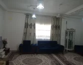 مبلمان سرمه ای و فرش و پرده ی کرمی رنگ سالن نشیمن ویلا در گالیکش 2632563