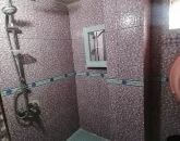 آیینه و دوش حمام سرویس بهداشتی آپارتمان در مینودشت