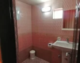 روشویی و توالت ایرانی و کاشی های صورتی رنگ سرویس بهداشتی آپارتمان در مینودشت