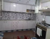 کابینت های سفید رنگ و فرگاز و هود آشپزخانه ویلا در گنبد کاووس
