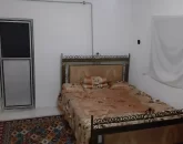 تخت خواب با روتختی طلایی اتاق خواب ویلا در رامیان