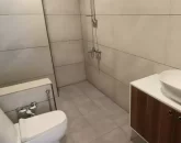 دوش حمام و توالت فرنگی و روشویی حمام آپارتمان در گرگان