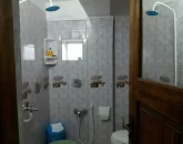 دوش و توالت فرنگی حمام خانه روستایی در کردکوی