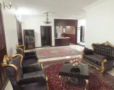 مبلمان سلطنتی مشکی رنگ و میز تلویزیون سالن نشیمن آپارتمان در کردکوی