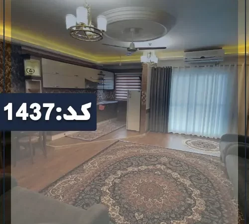 فرش قهوه ای رنگ با سقف نور پردازی شده با نور زرد سالن نشیمن آپارتمان در مینودشت