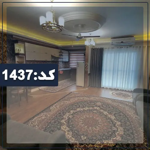 فرش قهوه ای رنگ با سقف نور پردازی شده با نور زرد سالن نشیمن آپارتمان در مینودشت