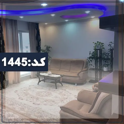 مبلمان قهوه ای و فرش کرمی رنگ وسقف نور پردازی شده با نور آبی سالن نشیمن آپارتمان در کلاله