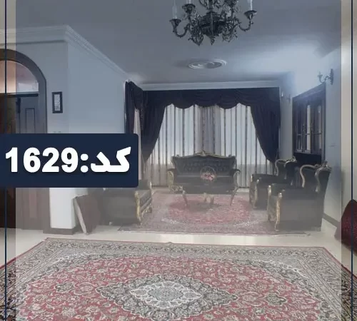 مبلمان سلطنتی و پرده های زرشکی سفید سالن نشیمن آپارتمان در کردکوی 2