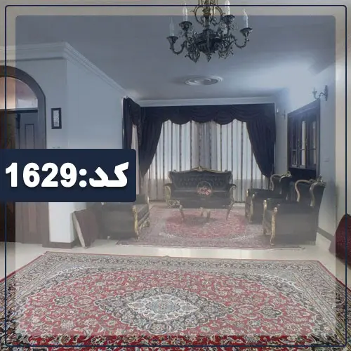 مبلمان سلطنتی و پرده های زرشکی سفید سالن نشیمن آپارتمان در کردکوی 2