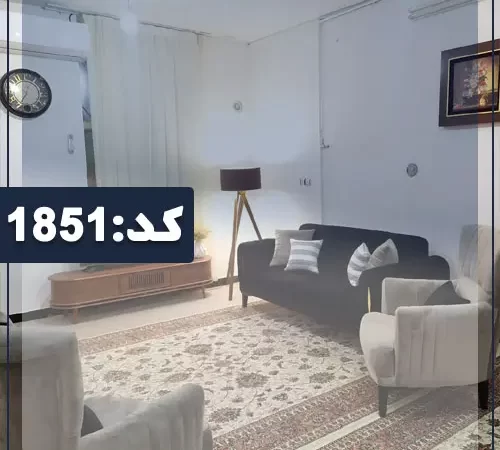 مبلمان طوسی و مشکی رنگ و تلویزیون سالن نشیمن آپارتمان در بندرگز