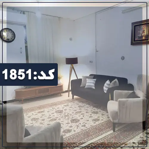 مبلمان طوسی و مشکی رنگ و تلویزیون سالن نشیمن آپارتمان در بندرگز