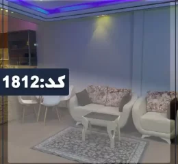 مبلمان سفید رنگ و نورپردازی آبی رنگ سقف سالن نشیمن ویلا در گنبدکاووس