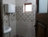 توالت ایرانی همراه با سیفون و روشویی سرویس بهداشتی خانه روستایی در کردکوی