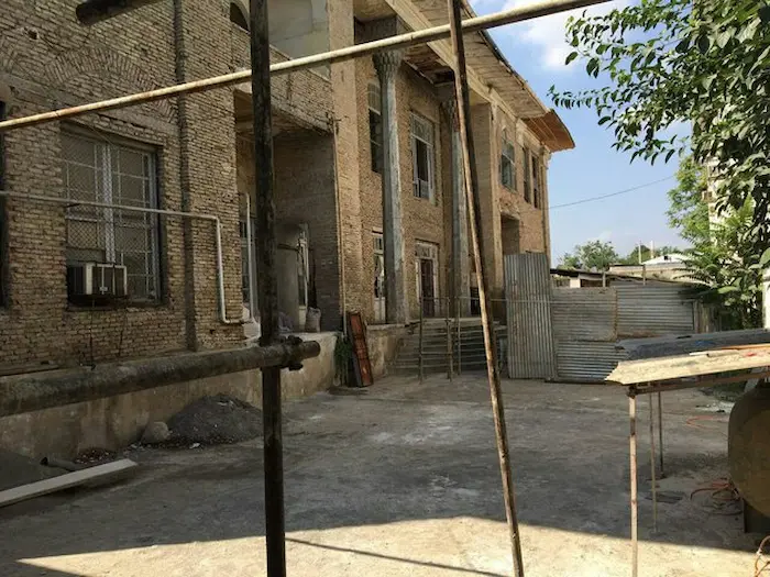 نمای ساختمان قدیمی درحال بازسازی و داربست در کاخ اقا محمدخان قاجار 54165454