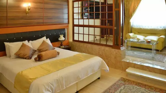نمای داخلی اتاق و مستر و تخت دو نفره آن در هتل آذین گرگان در استان گلستان 48574