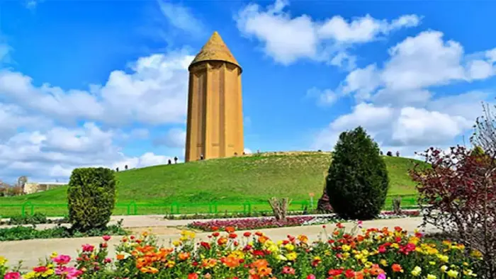 برج آجری گنبد کاووس در کنار سرسبزی ها در گلستان 45865