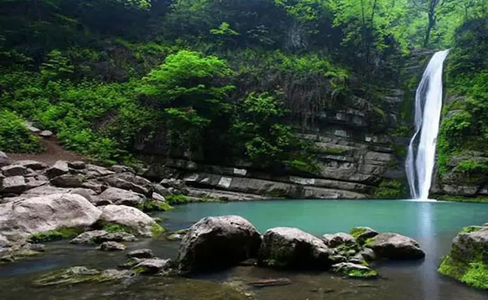 آبشار زیبای خروشان در دل صخره های سنگی و جنگل سرسبز رامیان 5464584