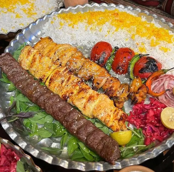 سرو جوجه کباب و کباب کوبیده در کافه رستوران کناره شهر بندر گز 56541654