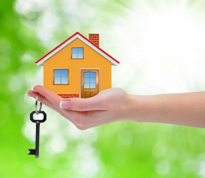 ماکت و کلید خانه در دست یک زن و راه های فروش فوری خانه در گرگان 5865746