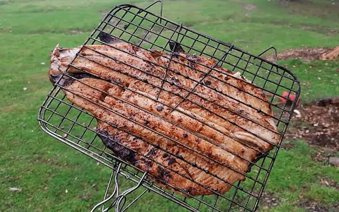 کباب ماهی یکی از غذاهای محلی مردم شهر بندر گز 15614654