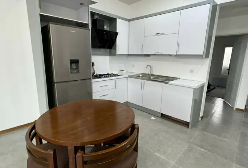 آشپرخانه با کابینت های سفید یخچال واحد آپارتمان در گرگان 485430548