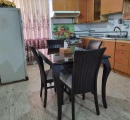 آشپزخانه با میز غذا خوری 4 نفره و کابینت های ام دی اف آپارتمان در گرگان 48758454865