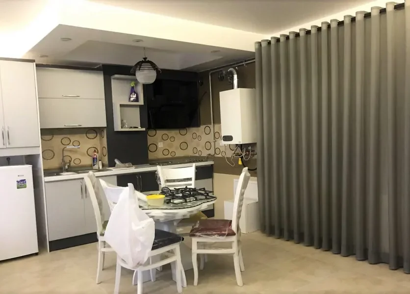 آشپزخانه با کابینت های سفید و پکیج واحد آپارتمان در گرگان 576437657836