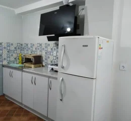 آشپزخانه با یخچال و کابینت های سفید خانه ویلایی در گرگان 4864765487