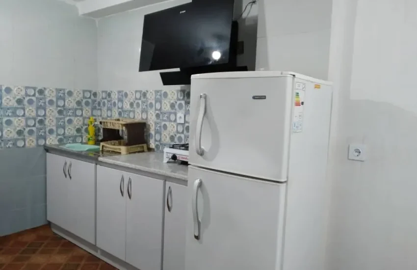آشپزخانه با یخچال و کابینت های سفید خانه ویلایی در گرگان 4864765487