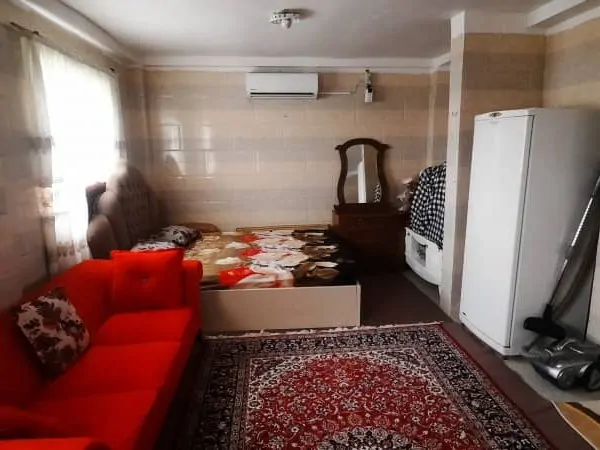 اتاق پذیرایی فرش شد به همراه مبلمان و یخچال خانه ویلایی در گرگان 487549788