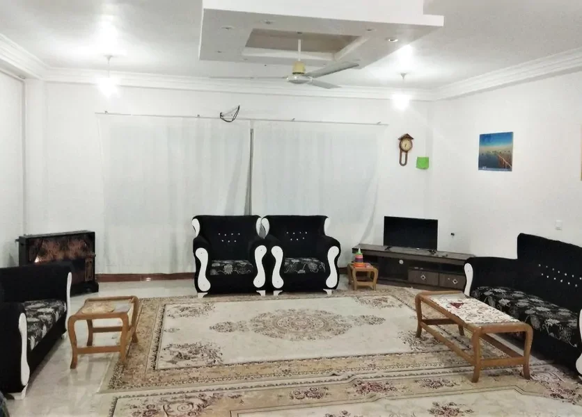 اتاق پذیرایی فرش شده به همراه مبلمان واحد آپارتمان در گرگان 47564756789