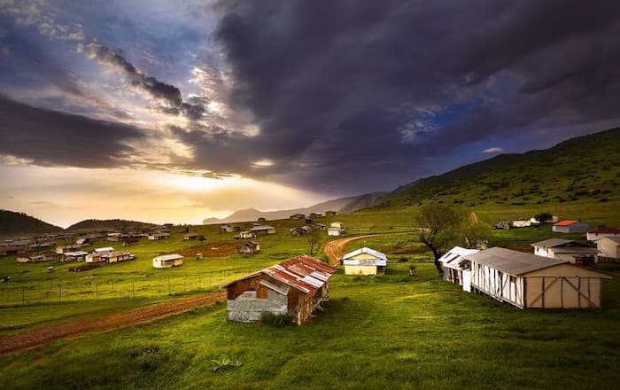 خانه های مسکونی در دل دشت های سرسبز در زیر آسمان ابری سیاه روستای وطنا 47546546784