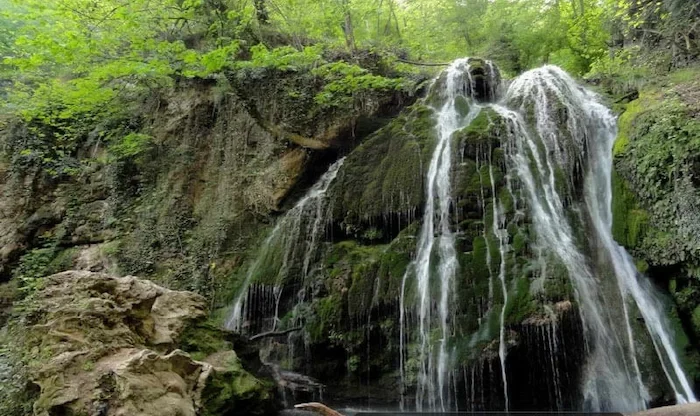 آبشار زیبای باران کوه و طبیعت سرسبز اطراف در فصل بهار 15274189766381