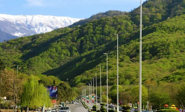 عبور و تردد خودرو ها و مسافران و نمای زیبای کوه های سرسبز پارک جنگلی ناهارخوران گرگان 105687689774