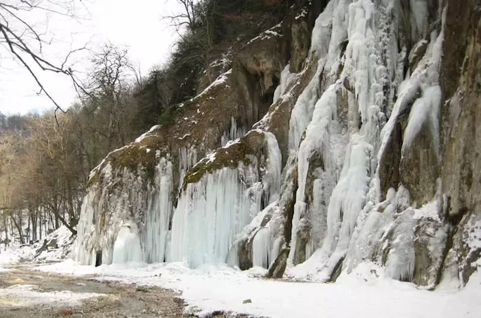 یخ زدن آب آبشار باران کوه گرگان در زمستان در استان گلستان 15368976341