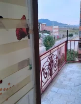 ویو رو به خیابان و ملک های مسکونی اطراف بالکن آپارتمان در بندر ترکمن