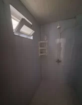 کاشی سفید و دوش حمام آپارتمان در گرگان