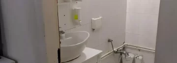 توالت ایرانی و روشویی سرویس بهداشتی آپارتمان در بندرگز