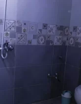 توالت فرنگی و دوش حمام سرویس بهداشتی آپارتمان در گرگان