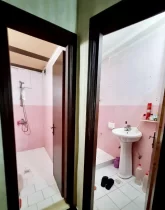 روشویی و کاشی صورتی رنگ سرویس بهداشتی آپارتمان در گنبدکاووس