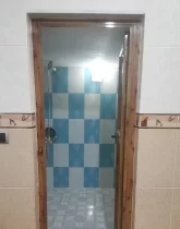 کاشی آبی رنگ و دوش سرویس بهداشتی ویلا در رامیان