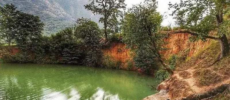 دریاچه رامیان در حصار سنگ ها و درختان سرسبز