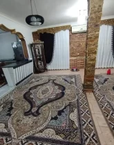 فرش کرمی رنگ و پرده های سفید سالن نشیمن خانه مسکونی در گالیکش