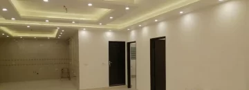 شوفاژ و درب اتاق خواب ها و سقف نور پردازی شده با نور سفید سالن نشیمن ویلا در کلاله